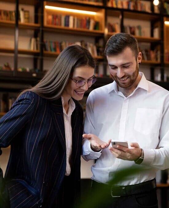 Tim Yumnadia berdiskusi merancang solusi data dan AI