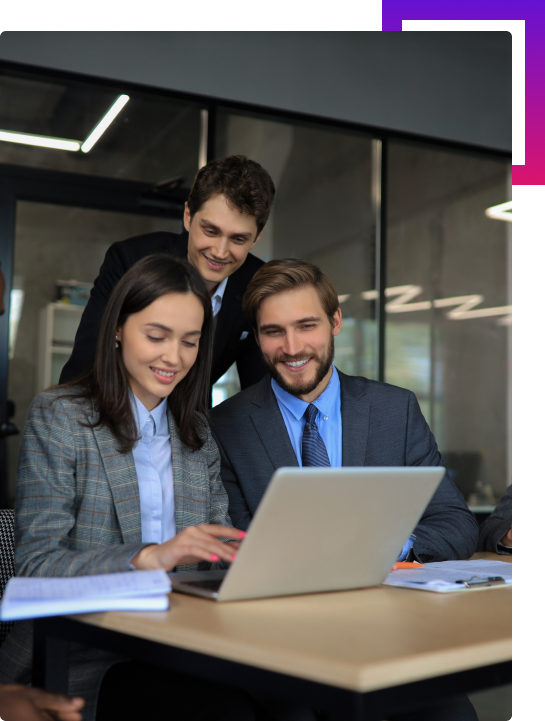 Engineer mengembangkan model machine learning